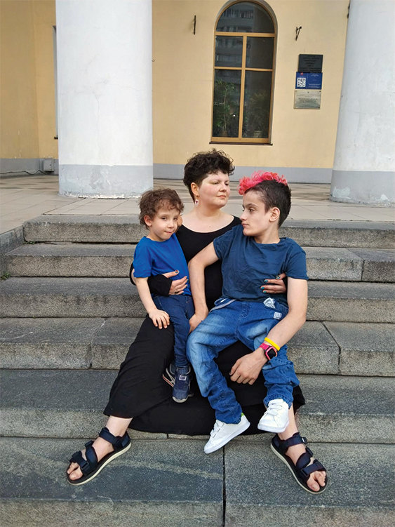 Фатима Медведева с сыновьями Гором и Димой
