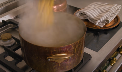 Для приготовления запеканки из макарон вскипятите в большой кастрюле подсоленную воду. Положите зити и варите около 8 минут до готовности.