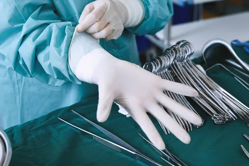 Хирург 30 лет «лечил женщин от материнства», удаляя матки без их согласия