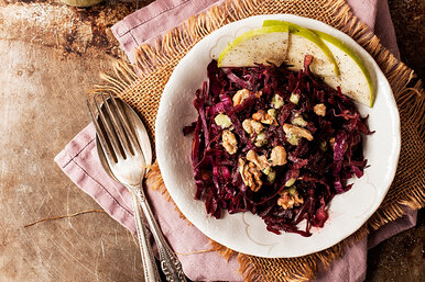 Салат с капустой и свёклой: новый вкус, благодаря необычному сочетанию продуктов Салат с капустой и свёклой: новый вкус, благодаря необычному сочетанию продуктов