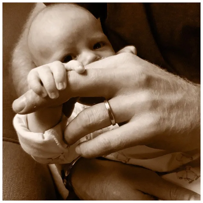 В 2019 году в честь Дня отца в Великобритании Меган и Гарри поделились новой фотографией своего сына. На трогательном снимке Арчи держит своего отца за палец