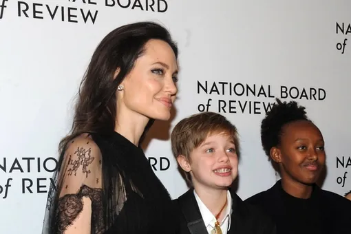 «Детей морит голодом»: про Анджелину Джоли рассказала бывшая няня звезды