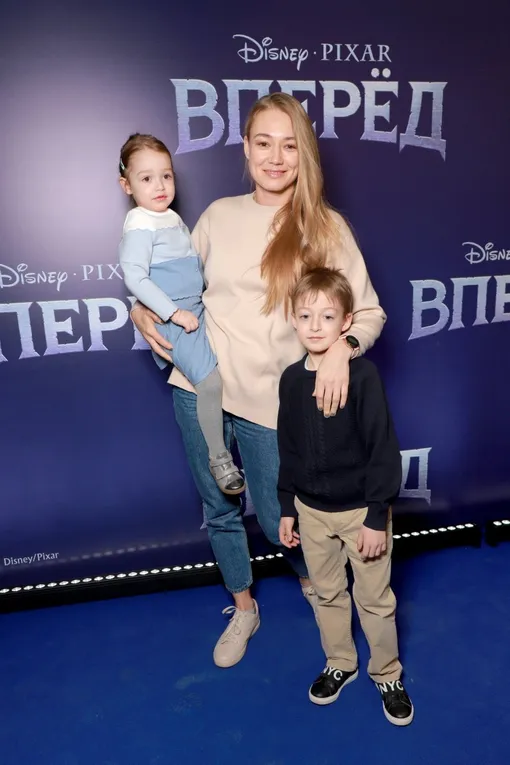Оксана Акиньшина с сыном и дочерью