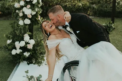 Невеста, которая 11 лет провела в коляске, поразила жениха невероятным подарком