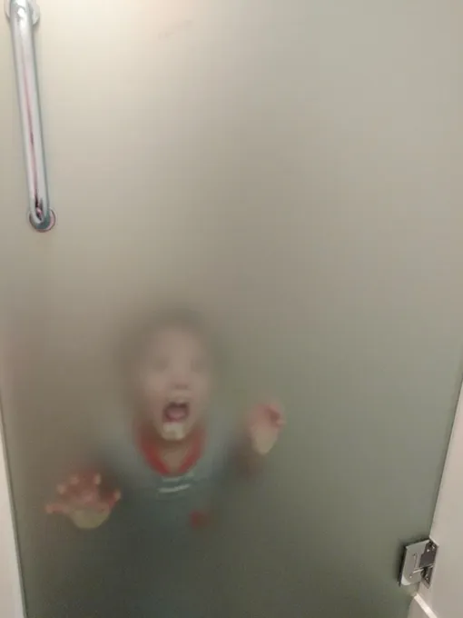 ребенок не дает маме сходить в туалет
