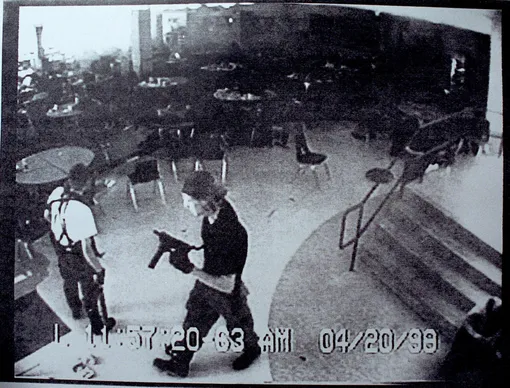 Фото с камер наблюдения массового убийства в школе Колумбайн