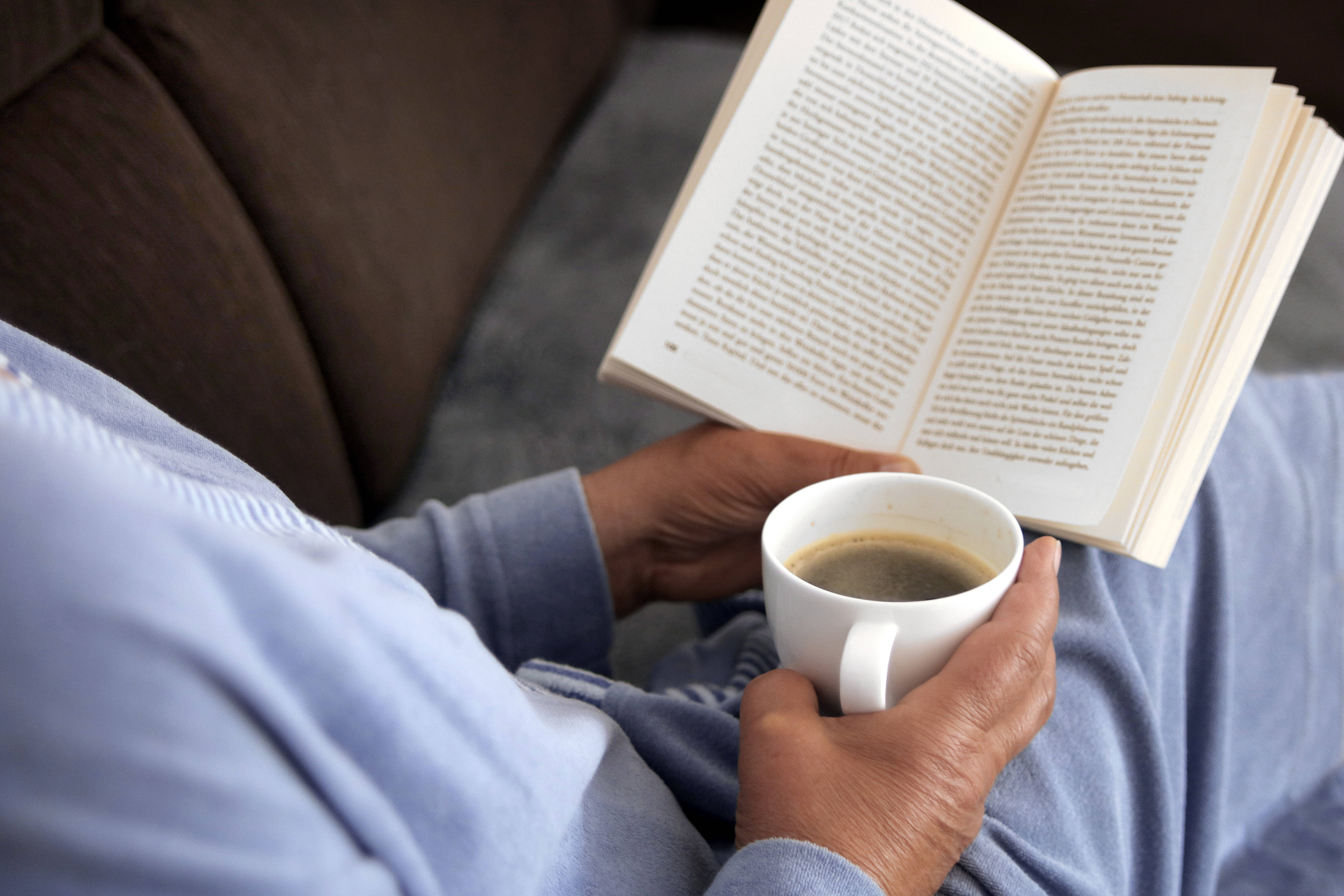 Школьные книжки. Обеспечит книгами. Фон для презентации библиотека. Лето с книгой. Учебники.