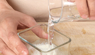 Замочите желатин в холодной воде. Оставьте для набухания на 10–15 минут.