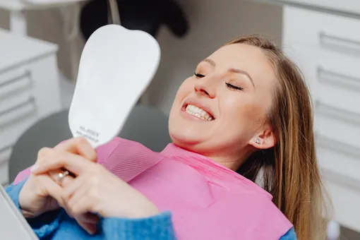Женщина улыбается у стоматолога фото