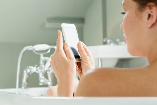 Подростка убило током. Насколько опасно лежать в ванной с телефоном?