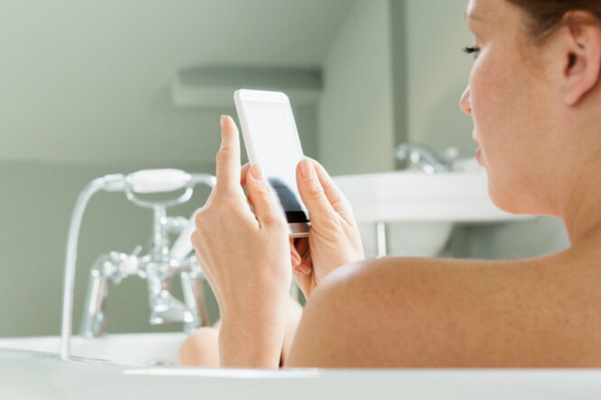Подростка убило током. Насколько опасно лежать в ванной с телефоном?