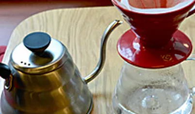 Поставьте воронку Hario на емкость, в которую будет наливаться вода. Можно использовать обычную кружку, но мы рекомендуем взять для этого небольшой чайник, так как из него будет гораздо удобнее наливать кофе.