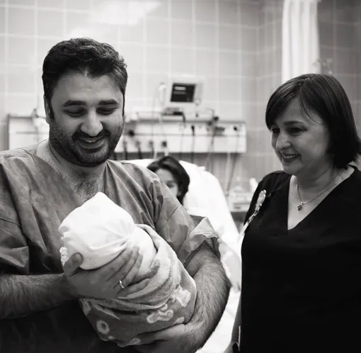Сарик Андреасян с новорождённой дочкой