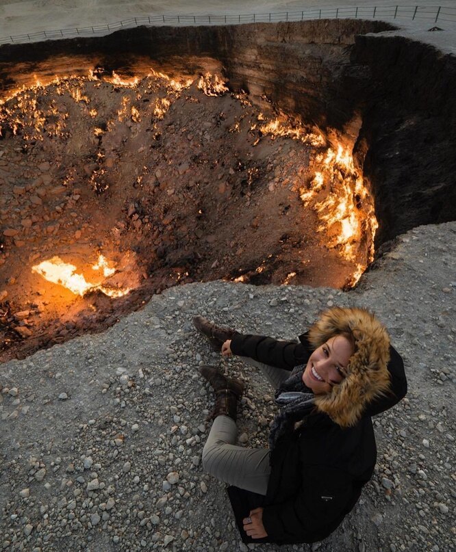 Лекси рядом с газовым кратером Дарваза в Туркменистане, который местные жители называют «Врата ада»