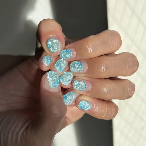 Ледяной маникюр в голубом цвете от японского nail-мастера 2024