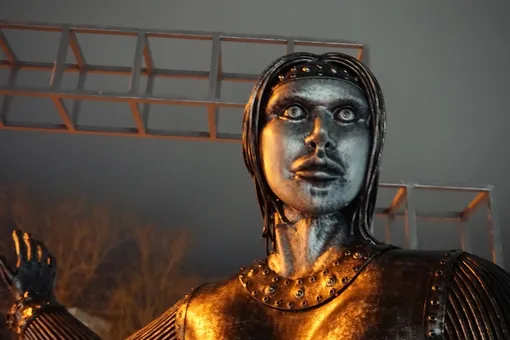 В России открыли памятник шоколадной Аленке, и он очень странный