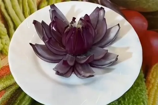 Для того, чтобы на столе «расцвела» лилия, понадобится луковица