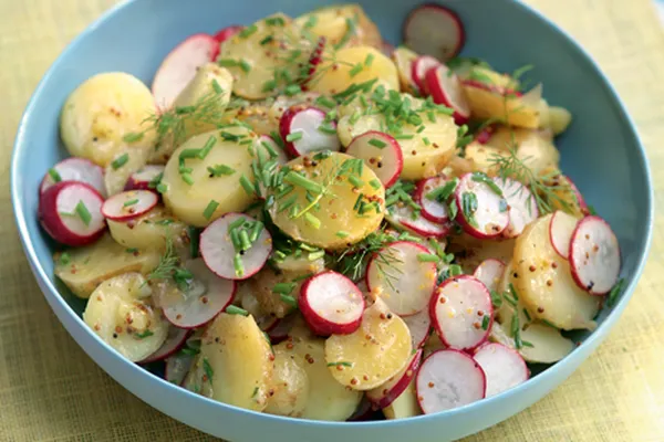 Салат с редисом и молодым картофелем