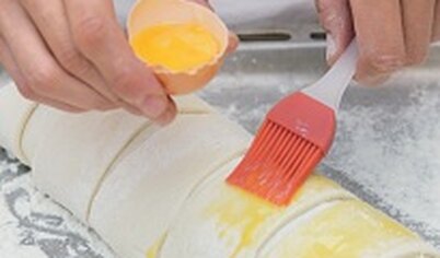 Желток четвертого яйца слегка смешайте силиконовой кисточкой. Смажьте желтком штрудель. Выпекайте в разогретой до 180°С духовке около 40 минут. Подавайте теплым.