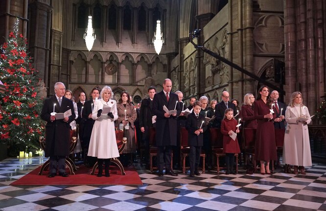 Король Карл III, королева-консорт, принц Уэльский, принц Джордж, принцесса Шарлотта, принцесса Уэльская и графиня Уэссекская (в первом ряду слева направо) во время рождественской службы в Вестминстерском аббатстве в Лондоне 20 декабря 2022 года