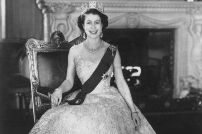 Красота требует жертв: на что пошла королева Елизавета ради идеального коронационного образа Красота требует жертв: на что пошла королева Елизавета ради идеального коронационного образа