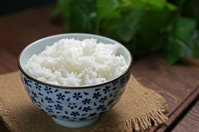 Рис в миске на столе, рисовая диета, дешёвая диета для похудения