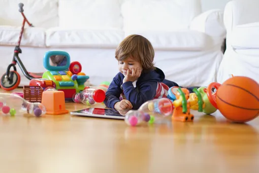 Кругом игрушки: 5 несложных действий, которые ощутимо разгрузят детскую и весь дом