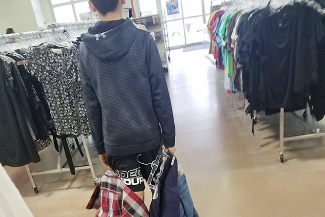 Подросток смеялся над одеждой одноклассников, пока мама не преподала ему урок