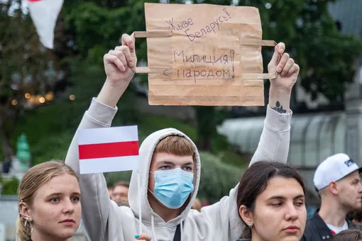 «Милиция с народом!» Силовики в Беларуси у Дома правительства опустили щиты в знак солидарности с митингующими