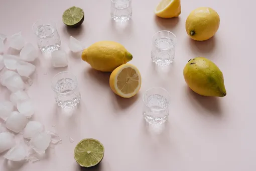 стопки с водой и лимоны