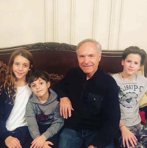 Родион Нахапетов с внуками