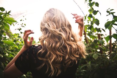 7 лайфхаков для волнистых причёсок: как сделать локоны и кудри дома