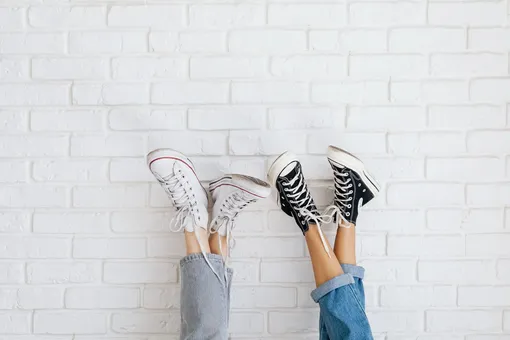 Как почистить белые кроссовки в домашних условиях: лайфхаки с фото