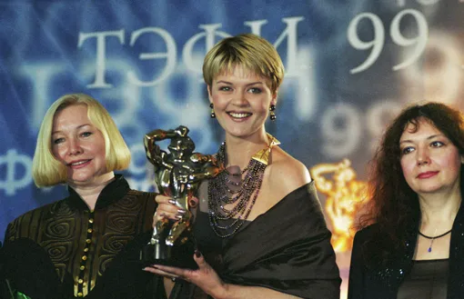 Ведущие ток-шоу «Я сама» психолог Ольга Сердопова (слева), актриса Юлия Меньшова (в центре) и писатель Мария Арбатова (справа) на церемонии вручения Национальной телевизионной премии ТЭФИ-99.