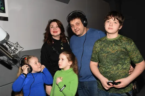 Михаил Полицеймако с женой и старшими детьми