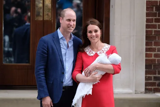 Кейт Миддлтон и принц Уильям с ребёнком у родильного дома