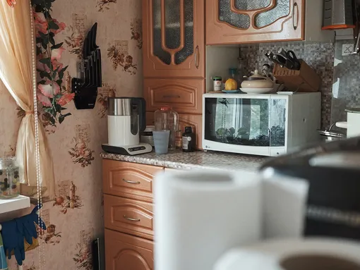 столешница с микроволновой печью на маленькой кухне