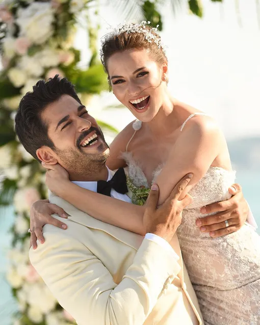 Фото: актёр турецкого сериала «Великолепный век» Бурак Озчивит с супругой