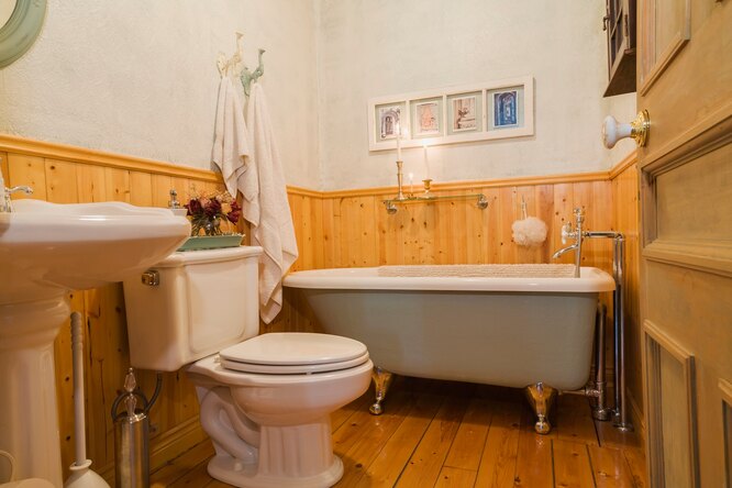 В ванной комнате хрущевки лучше поставить душевую кабину, а не ванну — останется больше свободного места