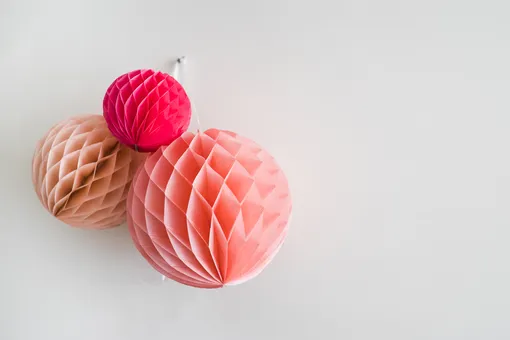 Как сделать гирлянду из бумажных шаров? Видео-инструкция