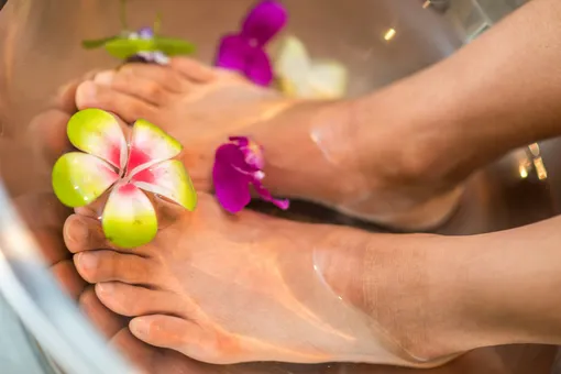 Солевые или травяные ванны для ног помогут размягчить пятки и кожу вокруг ногтевого ложа