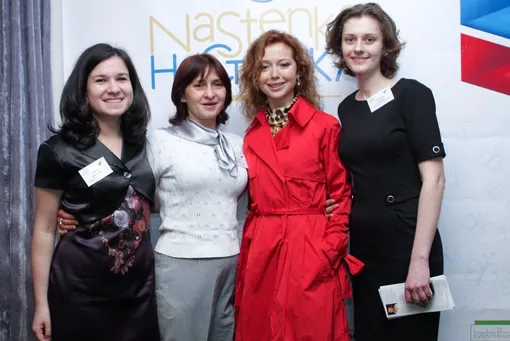 Елена Захарова (вторая справа)