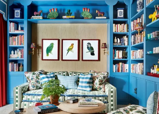 Как украсить комнату: синий шкаф в интерьеры маленькой гостиной