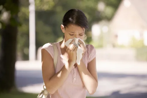 Девушка гуляет по улице, аллергия на пыльцу