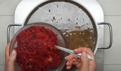 Добавьте зажарку и перемешайте. Посолите борщ по вкусу.
Добавьте зажарку и перемешайте. Посолите борщ по вкусу.