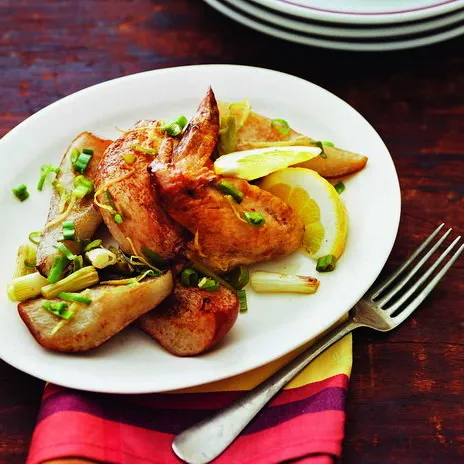 Что приготовить с зелёным луком: жареная курица с грушами  