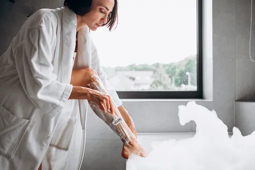 Почему бритьё ног и подмышек — вредно? Дерматолог объясняет и даёт альтернативу