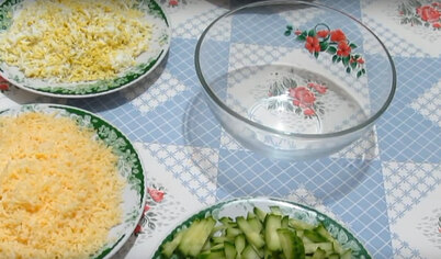 Собирите салат: все ингредиенты уложите слоями, каждый слой промажьте приготовленным соусом: слой курицы, огурцы, сыр, яйца.