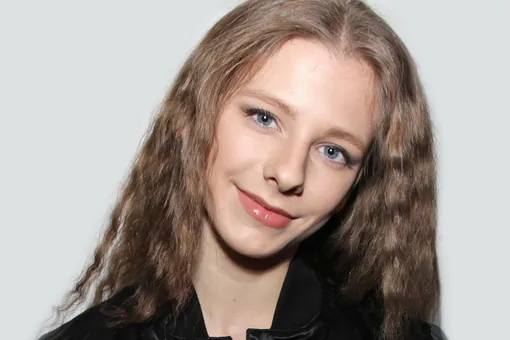 Потрясающе изящная мама!": Лиза Арзамасова показала живот после родов