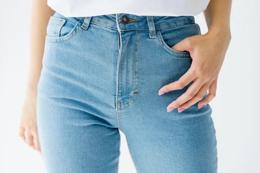 Стройные ноги и эффектный силуэт: как выбрать джинсы, чтобы выглядеть моложе